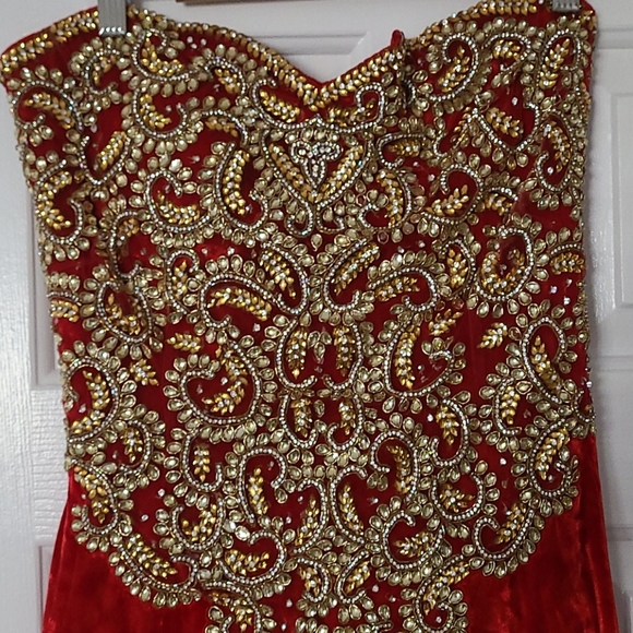 Strapless velvet gown - Picture 4 of 6